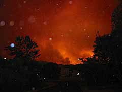我が家のある地域を北西の方角から写した写真。あの煙の下には、自分たちがいたのだ。