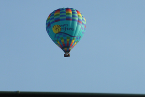 家の上を飛ぶ熱気球