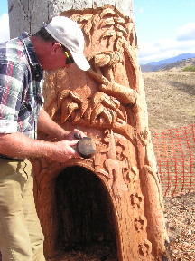 木を彫るおじさん